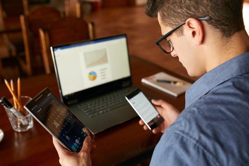 Pessoa utilizando dispositivos móveis com MDM