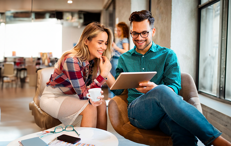 Pessoas visualizando um tablet com MDM